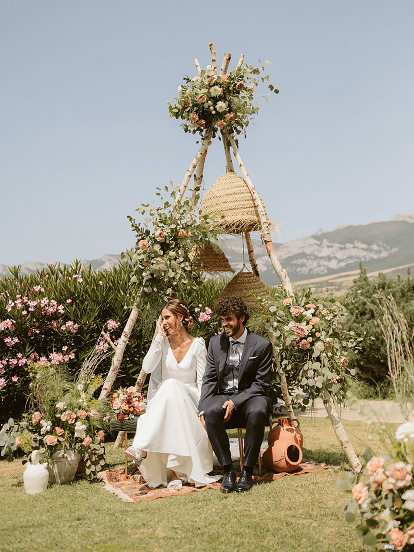 Novios durante en enlace en un altar decorado en el campo