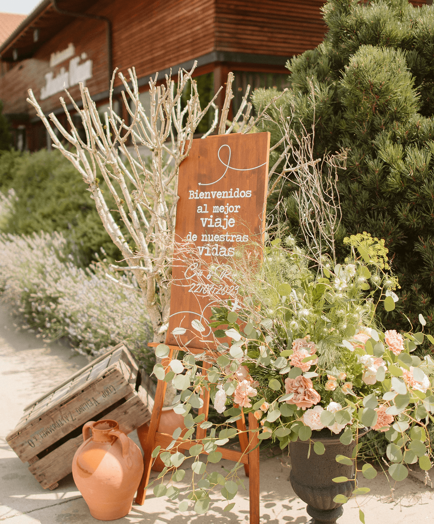 Cartel de boda decorado con flores