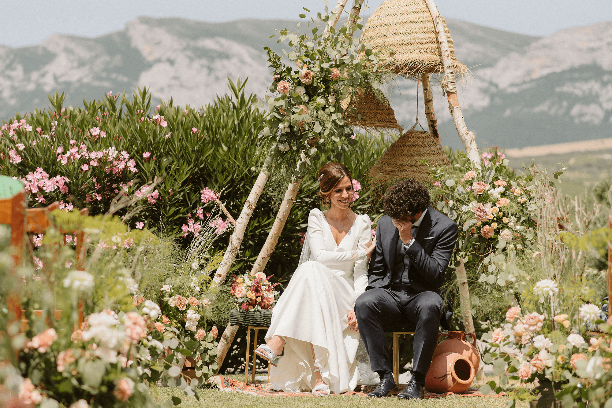 Novios durante en enlace en un altar decorado en el campo