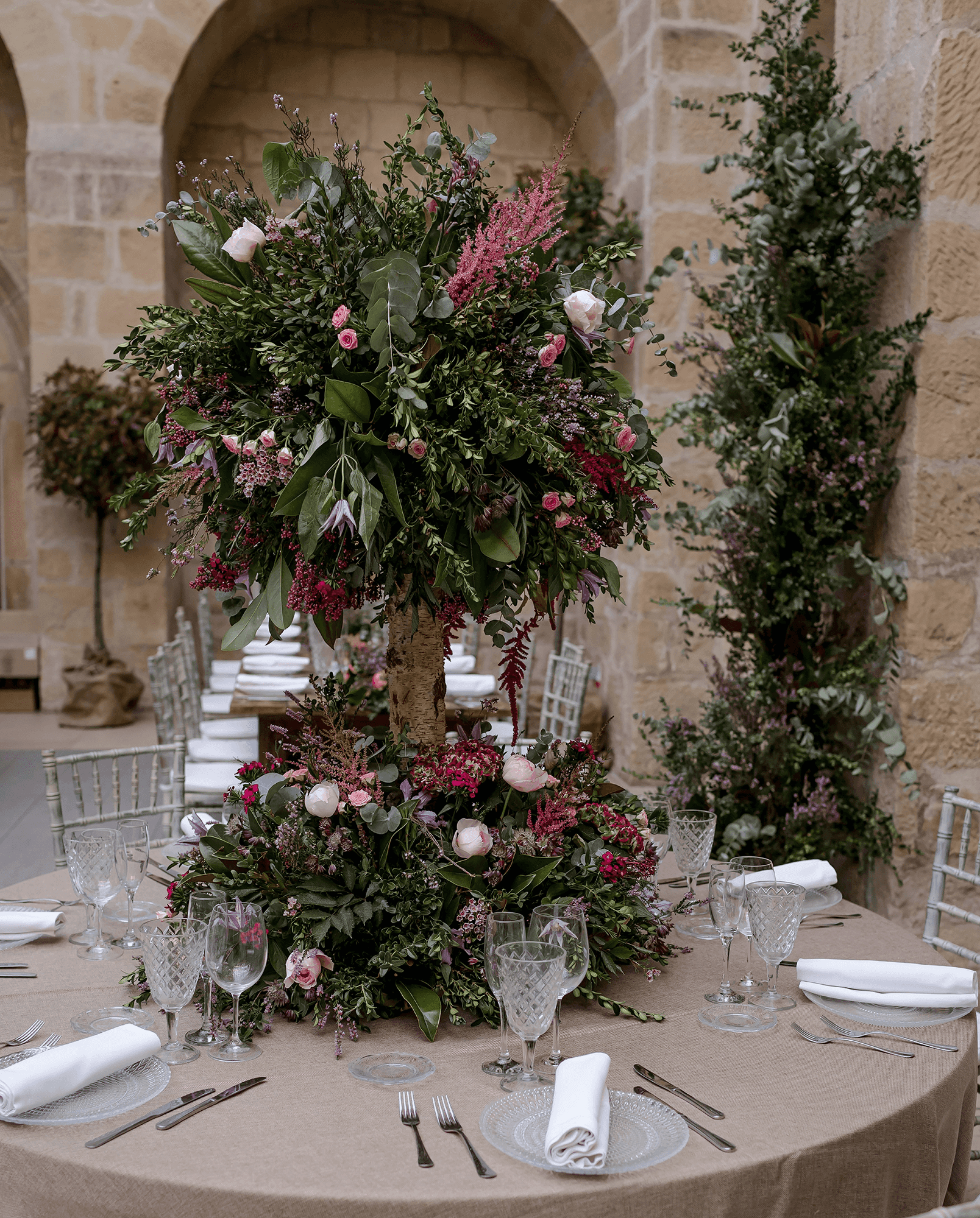 Decoración mesa con árboles